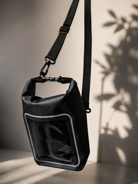 Pochette étanche smartphone ArmorShell en utilisation à la plage et en piscine
